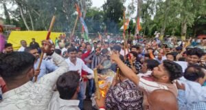 कांग्रेस ने ईएलसी चौक पर प्रधानमंत्री नरेन्द्र मोदी का पुतला फूंका