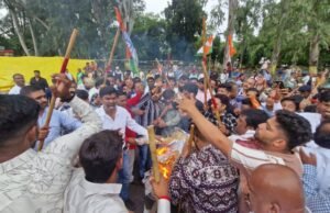 कांग्रेस ने ईएलसी चौक पर प्रधानमंत्री नरेन्द्र मोदी का पुतला फूंका